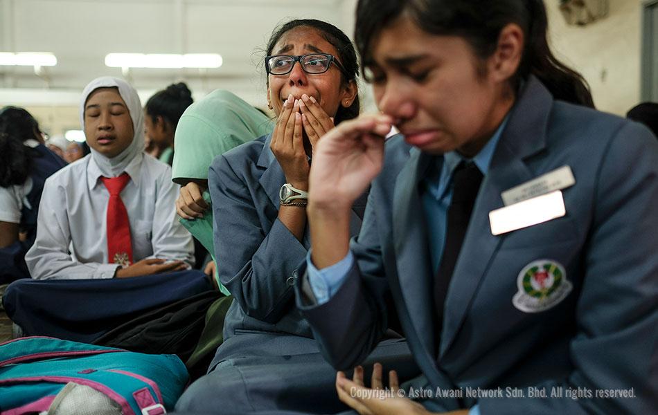 Reactions of UPSR candidates during the announcement of UPSR examinations result at SK Sri Petaling, Petaling Jaya on 17 November 2016. - Astro AWANI/Shahir Omar