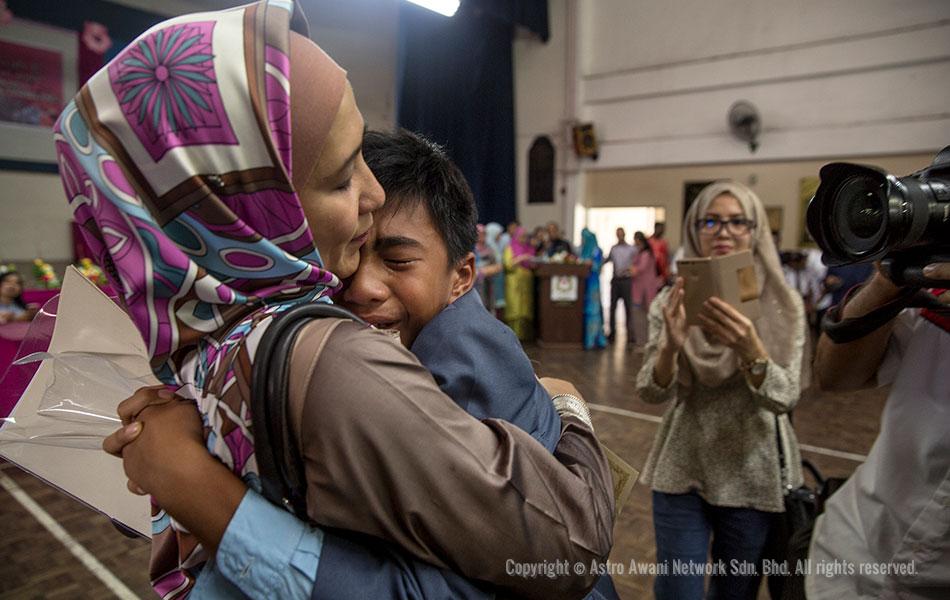 Sheikh Aiman Shukor al Masrie, the nephew of Malaysian Astronaut Dr. Sheikh Muszaphar Shukor Al Masrie, hugs his mother after receiving the UPSR examination results at SK Sri Petaling, Petaling Jaya on 17 November 2016. - Astro AWANI/Shahir Omar