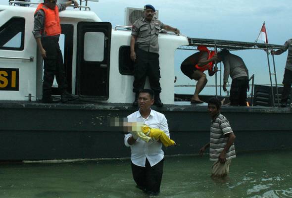 Pencarian mangsa bot karam di perairan Pulau Batam diteruskan Pencarian mangsa bot karam di perairan Pulau Batam diteruskan