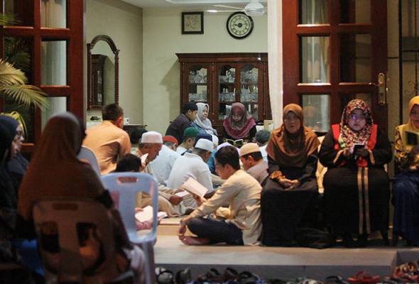 Family, close friends, artistes visit SM Salim Family, close friends, artistes visit SM Salim