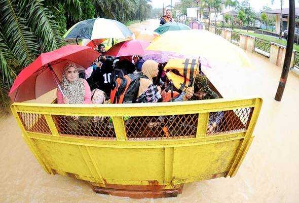 Guru panik dipindahkan dengan traktor dalam banjir Guru panik dipindahkan dengan traktor dalam banjir