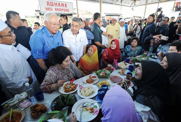 PM bersarapan dengan rakyat di Medan Selera Alor Merah PM bersarapan dengan rakyat di Medan Selera Alor Merah
