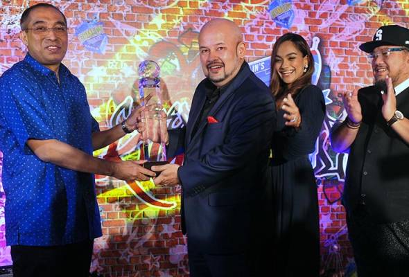 Harith Iskander terima pengiktirafan Kementerian Komunikasi dan Multimedia Harith Iskander terima pengiktirafan Kementerian Komunikasi dan Multimedia