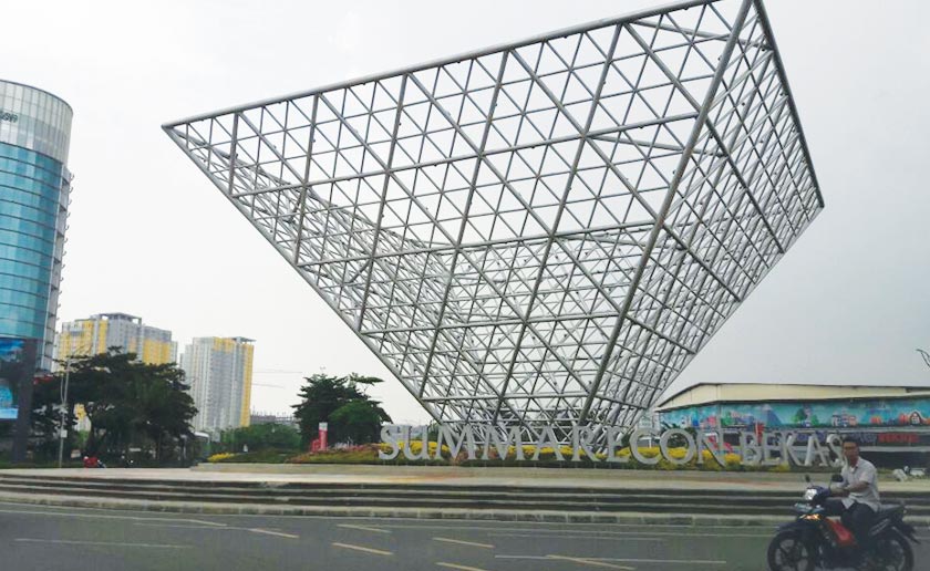 A monument at the Summarecon Bekasi town centre. - Karim Raslan Photo