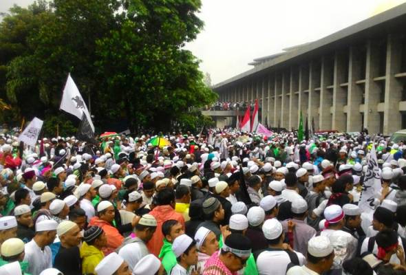Ribuan berhimpun di Masjid Istiqlal, seru pemilihan Gabenor Jakarta beragama Islam Ribuan berhimpun di Masjid Istiqlal, seru pemilihan Gabenor Jakarta beragama Islam