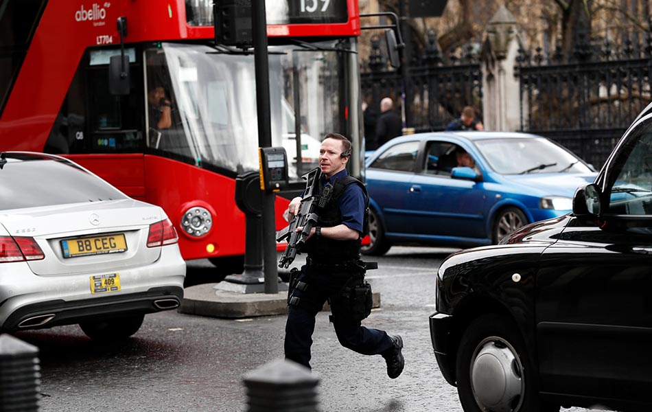Seorang anggota polis bergegas melintas sebatang jalan raya sewaktu mengawal keselamatan sejurus insiden serangan dilaporkan berlaku di perkarangan bangunan Parlimen Britain pada 22 Mac 2017. - REUTERS/Stefan Wermuth Seorang anggota polis bergegas melintas sebatang jalan raya sewaktu mengawal keselamatan sejurus insiden serangan dilaporkan berlaku di perkarangan bangunan Parlimen Britain pada 22 Mac 2017. - REUTERS/Stefan Wermuth