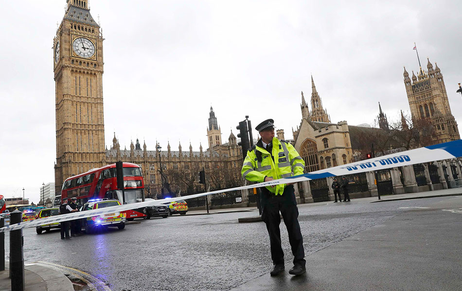 Seorang anggota polis memasang pita larangan masuk selepas insiden serangan dilaporkan berlaku di pekarangan bangunan Parlimen Britain pada 22 Mac 2017. - REUTERS/Stefan Wermuth Seorang anggota polis memasang pita larangan masuk selepas insiden serangan dilaporkan berlaku di pekarangan bangunan Parlimen Britain pada 22 Mac 2017. - REUTERS/Stefan Wermuth