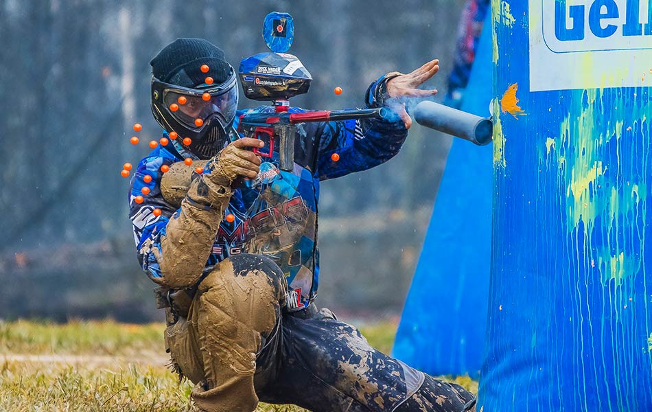 Pemain paintball melakukan serangan Medan tempur pemain paintball EPS