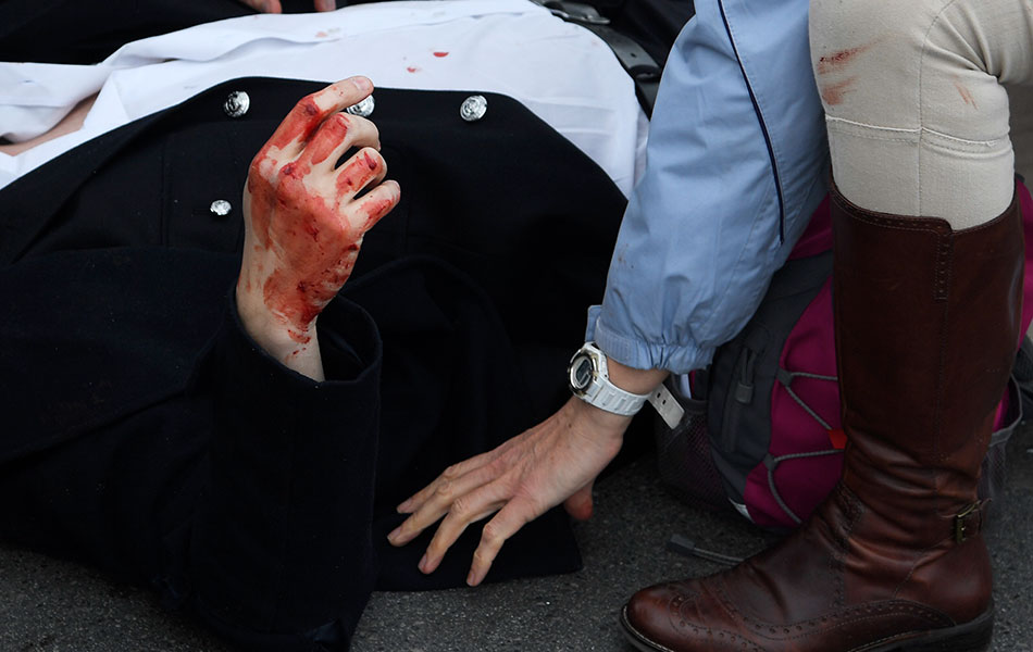Seorang lelaki tercedera dalam kejadian serangan di Jambatan Westminster, London pada 22 Mac 2017. - REUTERS/Toby Melville Seorang lelaki tercedera dalam kejadian serangan di Jambatan Westminster, London pada 22 Mac 2017. - REUTERS/Toby Melville