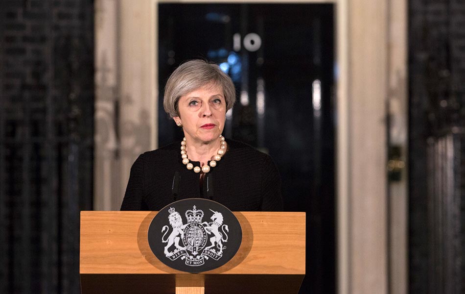 Perdana Menteri Britain, Theresa May mengadakan sidang media di Downing Street berkenaan insiden serangan di Jambatan Westminster pada 22 Mac 2017. Beliau mengutuk serangan tersebut dan mengajak orang ramai supaya bangkit dan bersatu menentang keganasan. - REUTERS/Richard Pohle/Pool Perdana Menteri Britain, Theresa May mengadakan sidang media di Downing Street berkenaan insiden serangan di Jambatan Westminster pada 22 Mac 2017. Beliau mengutuk serangan tersebut dan mengajak orang ramai supaya bangkit dan bersatu menentang keganasan. - REUTERS/Richard Pohle/Pool