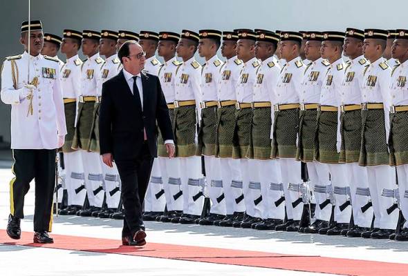 Francois Hollande terima sambutan negara Francois Hollande terima sambutan negara