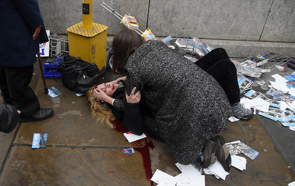 Seorang wanita tercedera dipercayai dilanggar dengan kereta oleh suspek serangan di Jambatan Westminster, London pada 22 Mac 2017. - REUTERS/Toby Melville Seorang wanita tercedera dipercayai dilanggar dengan kereta oleh suspek serangan di Jambatan Westminster, London pada 22 Mac 2017. - REUTERS/Toby Melville