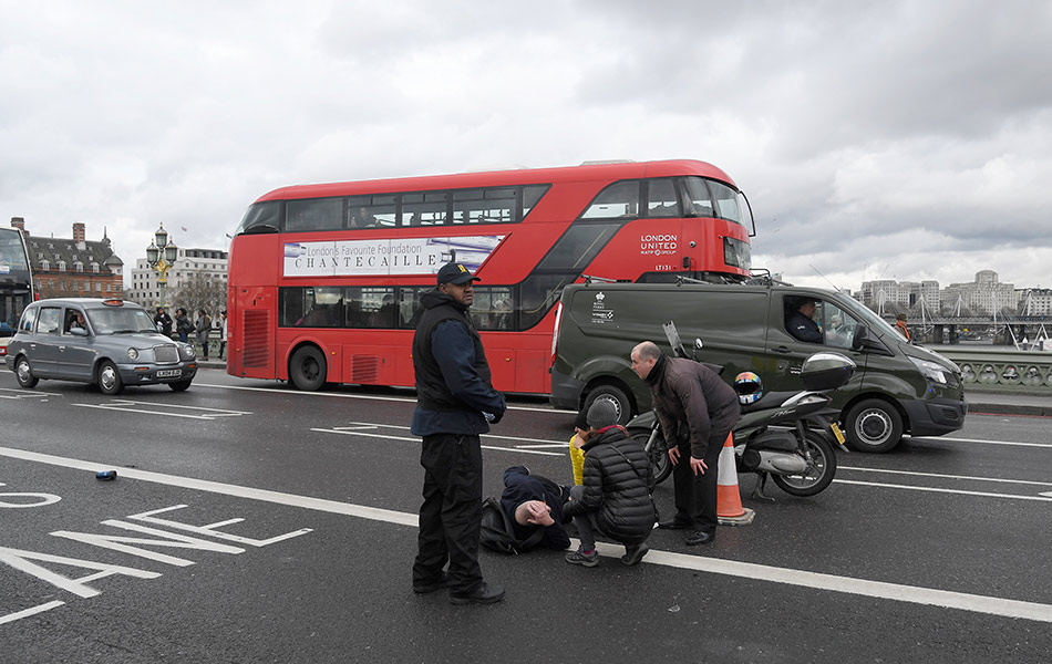 Seorang lelaki yang tercedera diberi bantuan kecemasan awal oleh orang awam sementara menunggu pasukan perubatan di Jambatan Westminster pada 22 Mac 2017. - REUTERS/Toby Melville Seorang lelaki yang tercedera diberi bantuan kecemasan awal oleh orang awam sementara menunggu pasukan perubatan di Jambatan Westminster pada 22 Mac 2017. - REUTERS/Toby Melville