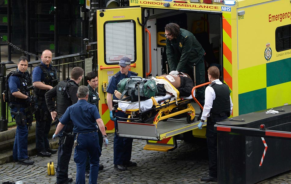 Pasukan perubatan membawa seorang mangsa yang tercedera ke hospital dalam insiden serangan di Jambatan Westminster, London pada 22 Mac 2017. - AP Photo Pasukan perubatan membawa seorang mangsa yang tercedera ke hospital dalam insiden serangan di Jambatan Westminster, London pada 22 Mac 2017. - AP Photo