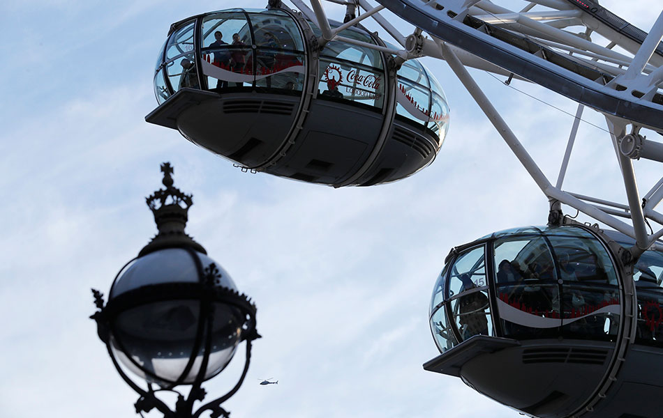 Perkhidmatan London Eye dihentikan serta-merta susulan insiden serangan di Jambatan Westminster pada 22 Mac 2017. Orang awam yang menaiki perkhidmatan tersebut juga tidak dibenarkan turun sehingga mendapat kelulusan pihak berkuasa. - REUTERS/Eddie Keogh Perkhidmatan London Eye dihentikan serta-merta susulan insiden serangan di Jambatan Westminster pada 22 Mac 2017. Orang awam yang menaiki perkhidmatan tersebut juga tidak dibenarkan turun sehingga mendapat kelulusan pihak berkuasa. - REUTERS/Eddie Keogh