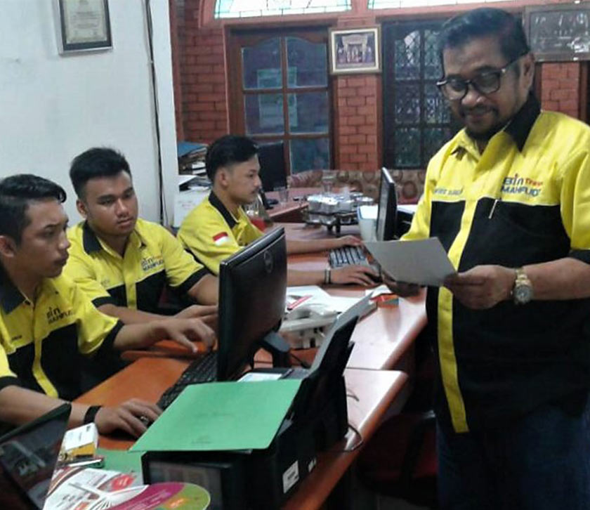 Mahfudz Djaelani (right), 70, is a Betawi community leader and former parliamentarian. He now runs a travel company which specializes in Hajj and Umrah tours.