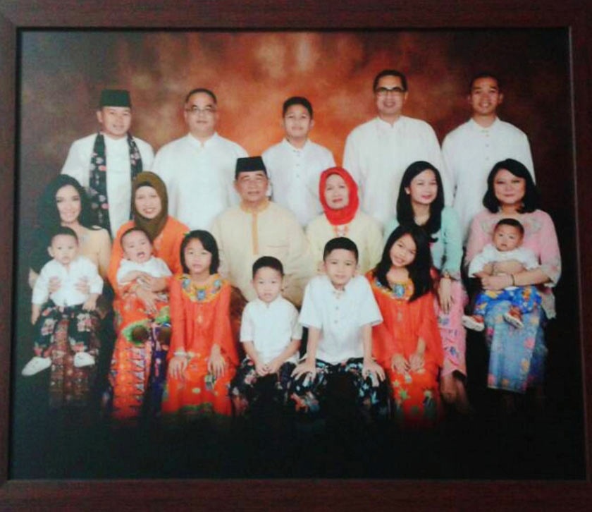 A portrait of Mahfudz Djaelani with his family.