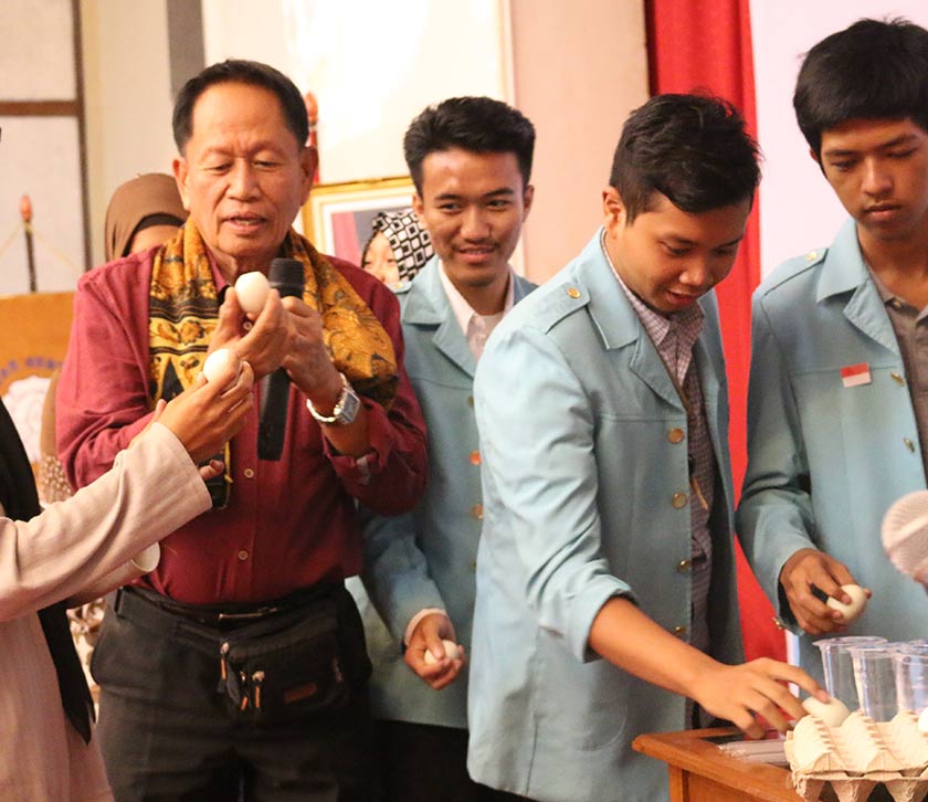   Students at the University Sebelas Maret volunteered to try Balut, the Filipino delicacy of boiled duck embryo. Karim Raslan Photo