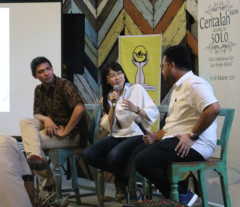 Gerald Tan from Malaysia and Phan Dieu Linh from Vietnam engage with members of the Solo chapter of the Indonesian Young Entrepreneurs Group (HIPMI). Karim Raslan Photo