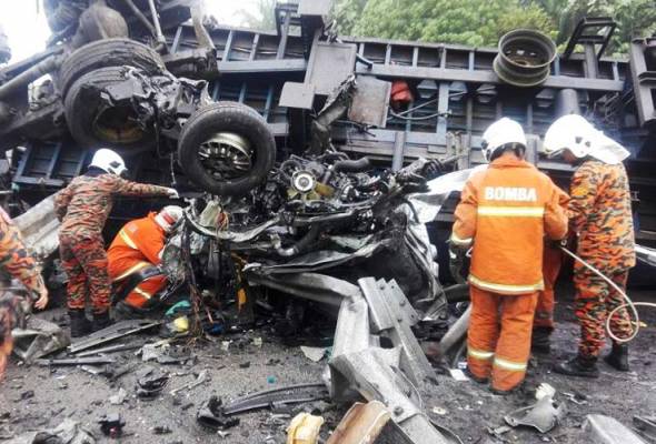 Enam dipercayai sekeluarga maut dihempap treler Enam dipercayai sekeluarga maut dihempap treler