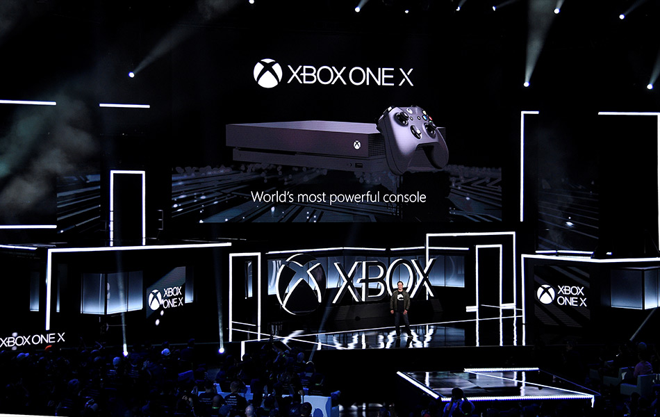 Ketua Microsoft Xbox Phil Spencer memperkenalkan konsol permainan Xbox One X sewaktu taklimat media pameran E3 2017 di Los Angeles, California, pada 11 Jun 2017. - REUTERS/Kevork Djansezian Ketua Microsoft Xbox Phil Spencer memperkenalkan konsol permainan Xbox One X sewaktu taklimat media pameran E3 2017 di Los Angeles, California, pada 11 Jun 2017. - REUTERS/Kevork Djansezian