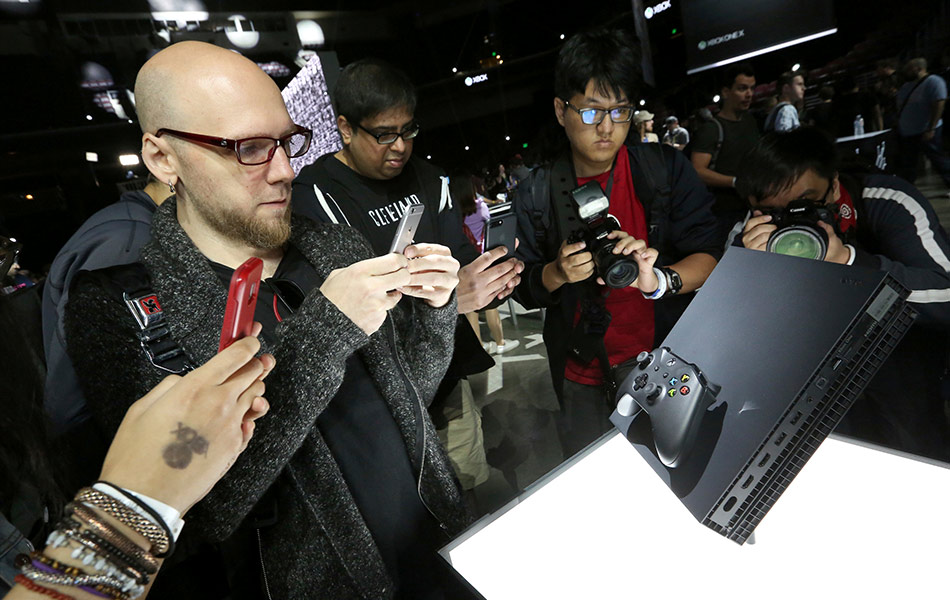 Para peminat berinteraksi dengan peranti permainan elektronik dari Microsoft, Xbox One X, dalam pameran E3 2017 di Los Angeles pada 12 JUn 2017. - Foto: Casey Rodgers/Invision for Microsoft/AP Para peminat berinteraksi dengan peranti permainan elektronik dari Microsoft, Xbox One X, dalam pameran E3 2017 di Los Angeles pada 12 JUn 2017. - Foto: Casey Rodgers/Invision for Microsoft/AP