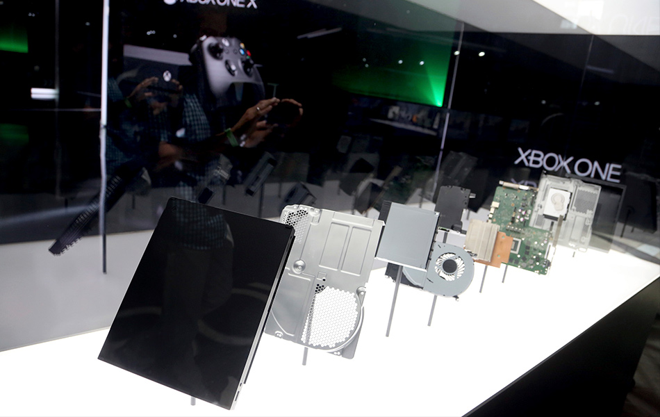 Komponen Xbox One X disusun untuk tatapan umum sempena E3 2017 di Los Angeles pada Isnin, 12 Jun 2017. - Casey Rodgers/AP Komponen Xbox One X disusun untuk tatapan umum sempena E3 2017 di Los Angeles pada Isnin, 12 Jun 2017. - Casey Rodgers/AP