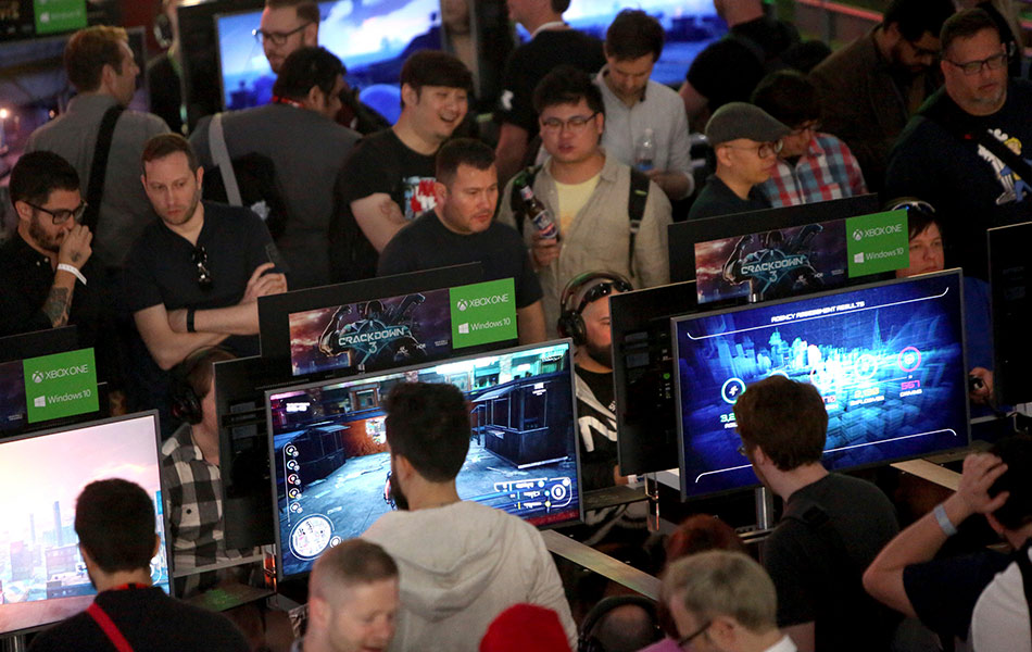 Para pengunjung pameran E3 2017 leka berinteraksi dengan ciri terbaharu Xbox One X di Los Angeles pada 12 Jun 2017. - Foto: Casey Rodgers/Invision for Microsoft/AP Para pengunjung pameran E3 2017 leka berinteraksi dengan ciri terbaharu Xbox One X di Los Angeles pada 12 Jun 2017. - Foto: Casey Rodgers/Invision for Microsoft/AP
