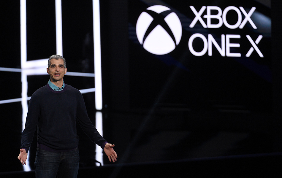 Naib Presiden Xbox, Kareem Choudhry, memperkenalkan konsol permainan Xbox One X sempena pameran E3 2017 di Los Angeles, California, pada 11 Jun 2017. -REUTERS/Kevork Djansezian Naib Presiden Xbox, Kareem Choudhry, memperkenalkan konsol permainan Xbox One X sempena pameran E3 2017 di Los Angeles, California, pada 11 Jun 2017. -REUTERS/Kevork Djansezian