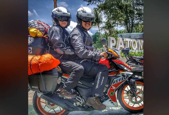 Hajat pasangan naik kapcai sambut Hari Kebangsaan di 