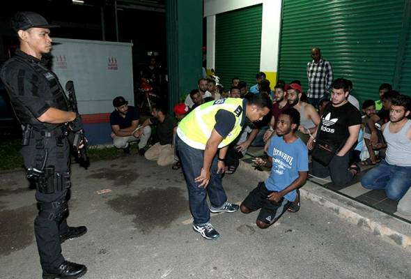 Bukit Aman serbu Cyberjaya kesan pengganas Bukit Aman serbu Cyberjaya kesan pengganas