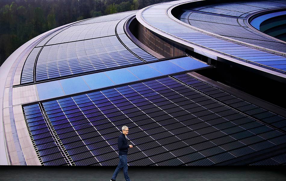 CEO Apple, Tim Cook, menerangkan aplikasi terbaharu pada telefon pintar keluaran syarikat itu semasa majlis pelancaran di di Cupertino, California pada 12 September 2017. - REUTERS/Stephen Lam CEO Apple, Tim Cook, menerangkan aplikasi terbaharu pada telefon pintar keluaran syarikat itu semasa majlis pelancaran di di Cupertino, California pada 12 September 2017. - REUTERS/Stephen Lam
