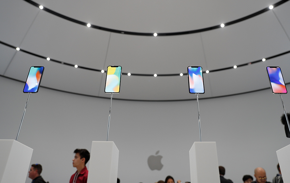 Beberapa sampel iPhone X diperagakan semasa majlis pelancarannya di Cupertino, California, Amerika Syarikat pada 12 September 2017. - REUTERS/Stephen Lam Beberapa sampel iPhone X diperagakan semasa majlis pelancarannya di Cupertino, California, Amerika Syarikat pada 12 September 2017. - REUTERS/Stephen Lam