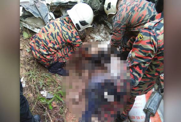 Empat beranak maut dirempuh treler beras Empat beranak maut dirempuh treler beras