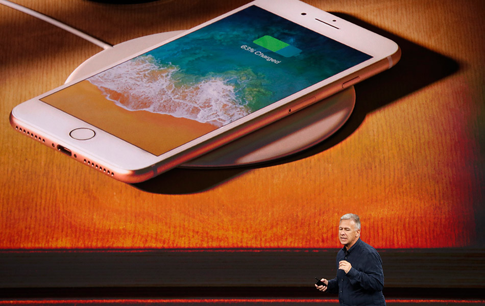 Ciri-ciri baharu iPhone 8 diperkenalkan Naib Presiden Pemasaran Apple Inc, Phil Schiller. - REUTERS/Stephen Lam Ciri-ciri baharu iPhone 8 diperkenalkan Naib Presiden Pemasaran Apple Inc, Phil Schiller. - REUTERS/Stephen Lam