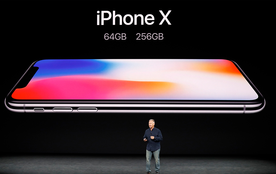 Naib Presiden Pemasaran Apple Inc, Phil Schiller memperkenalkan iPhone X semasa majlis pelancarannya di Cupertino, California, Amerika Syarikat pada 12 September 2017. - REUTERS/Stephen Lam Naib Presiden Pemasaran Apple Inc, Phil Schiller memperkenalkan iPhone X semasa majlis pelancarannya di Cupertino, California, Amerika Syarikat pada 12 September 2017. - REUTERS/Stephen Lam