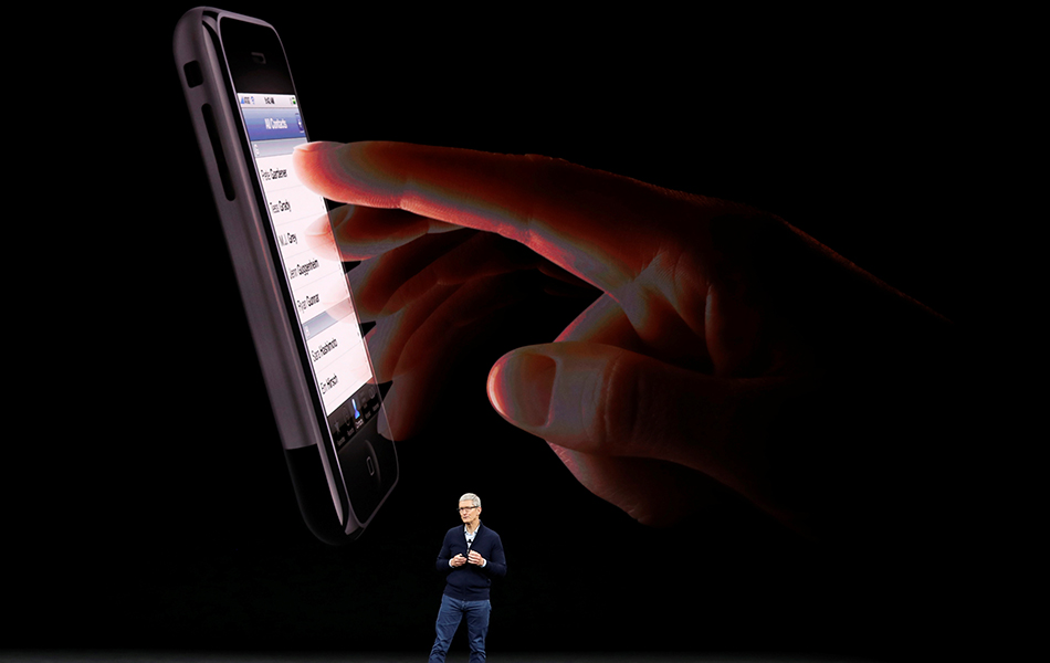Ketua Pegawai Eksekutif Apple, Tim Cook, membincangkan ciri-ciri produk terbaharu Apple, iPhone 8 di Cupertino, California sempena majlis pelancaran Apple. - REUTERS/Stephen Lam Ketua Pegawai Eksekutif Apple, Tim Cook, membincangkan ciri-ciri produk terbaharu Apple, iPhone 8 di Cupertino, California sempena majlis pelancaran Apple. - REUTERS/Stephen Lam
