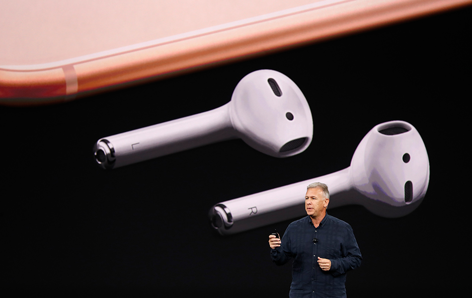 iPhone 8 akan teruskan penggunaan AirPod seperti yang dijelaskan Naib Presiden Pemasaran Apple Inc, Phil Schiller. - REUTERS/Stephen Lam iPhone 8 akan teruskan penggunaan AirPod seperti yang dijelaskan Naib Presiden Pemasaran Apple Inc, Phil Schiller. - REUTERS/Stephen Lam