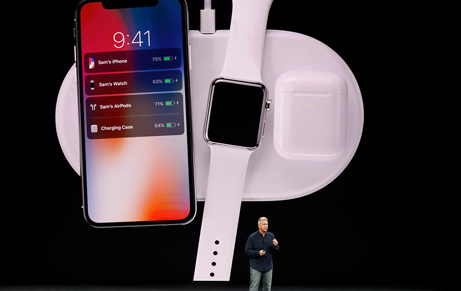 Naib Presiden Pemasaran Apple Inc, Phil Schiller, menerangkan penggunaan iPhone X dengan beberapa aksesori semasa majlis pelancaran telefon pintar itu. - REUTERS/Stephen Lam Naib Presiden Pemasaran Apple Inc, Phil Schiller, menerangkan penggunaan iPhone X dengan beberapa aksesori semasa majlis pelancaran telefon pintar itu. - REUTERS/Stephen Lam