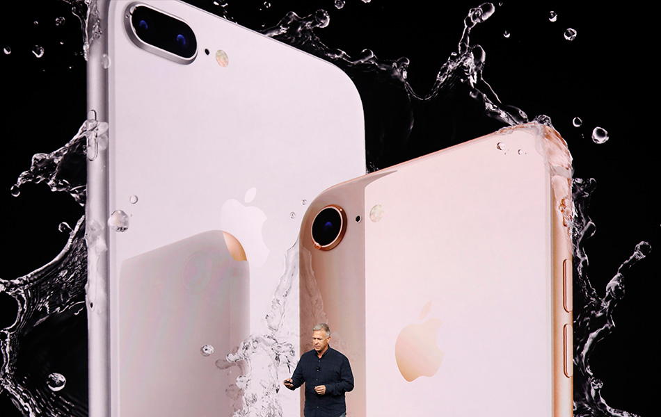Naib Presiden Pemasaran Apple Inc, Phil Schiller, memperkenalkan iPhone 8 semasa majlis pelancaran telefon pintar itu. - REUTERS/Stephen Lam Naib Presiden Pemasaran Apple Inc, Phil Schiller, memperkenalkan iPhone 8 semasa majlis pelancaran telefon pintar itu. - REUTERS/Stephen Lam