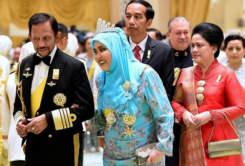 Sultan Hassanal Bolkiah and Queen Saleha lead their guests, Indonesian President Joko Widodo and Sultan of Johor, Sultan Ibrahim Ismail, into the banquet hall. Pix courtesy of The Straits Times