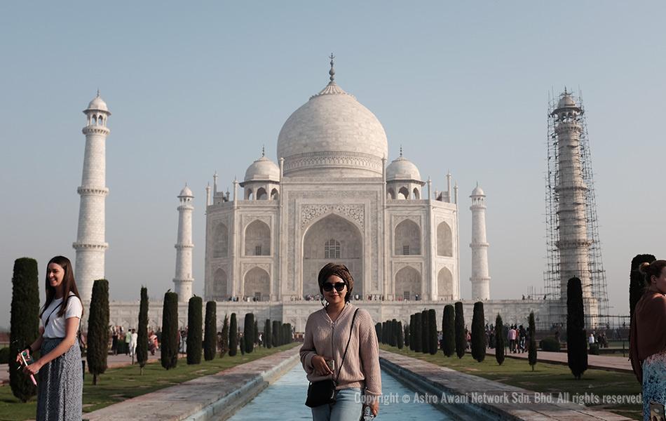 Tak jemu mata memandang. Begitulah perasaan penulis ketika singgah di Taj Mahal, salah satu 7 Wonders of the World. Isteri Israr Khalid, Aqlily Nasir bergambar di hadapan mercu tanda Agra dan India seluruhnya, Taj Mahal. Binaan marmar putih ini dibina pada 1632 dan siap pada 1653 sebagai tempat persemadian Mumtaz Mahal, manifestasi cinta teragung Maharaja ke-5 Empayar Mughal, Shah Jahan kepada isterinya yang meninggal dunia selepas melahirkan anak mereka yang ke-14 mereka. - Foto Astro AWANI/Israr Khalid Tak jemu mata memandang. Begitulah perasaan penulis ketika singgah di Taj Mahal, salah satu 7 Wonders of the World. Isteri Israr Khalid, Aqlily Nasir bergambar di hadapan mercu tanda Agra dan India seluruhnya, Taj Mahal. Binaan marmar putih ini dibina pada 1632 dan siap pada 1653 sebagai tempat persemadian Mumtaz Mahal, manifestasi cinta teragung Maharaja ke-5 Empayar Mughal, Shah Jahan kepada isterinya yang meninggal dunia selepas melahirkan anak mereka yang ke-14 mereka. - Foto Astro AWANI/Israr Khalid