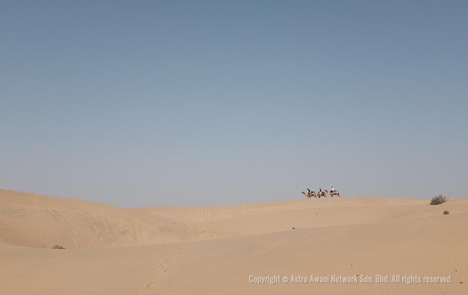 Penunggang unta sedang merentasi gumuk pasir sekitar gurun di Jaisalmer. Jaisalmer merupakan kota di sebelah barat Rajasthan yang dibina di atas padang pasir. Kawasan pelancongan itu turut mendapat jolokan nama 'Kota Kuning' atau 'The Yellow City'. - Foto Astro AWANI/Israr Khalid Penunggang unta sedang merentasi gumuk pasir sekitar gurun di Jaisalmer. Jaisalmer merupakan kota di sebelah barat Rajasthan yang dibina di atas padang pasir. Kawasan pelancongan itu turut mendapat jolokan nama 'Kota Kuning' atau 'The Yellow City'. - Foto Astro AWANI/Israr Khalid
