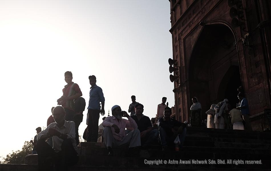 Umat Islam sekitar Delhi selesai menunaikan solat Asar di Masjid Jama yang dibina Maharaja Mughal kelima, Shah Jahan pada 1644. dan merupakan masjid terbesar di India. -Foto Astro AWANI/Israr Khalid Umat Islam sekitar Delhi selesai menunaikan solat Asar di Masjid Jama yang dibina Maharaja Mughal kelima, Shah Jahan pada 1644. dan merupakan masjid terbesar di India. -Foto Astro AWANI/Israr Khalid