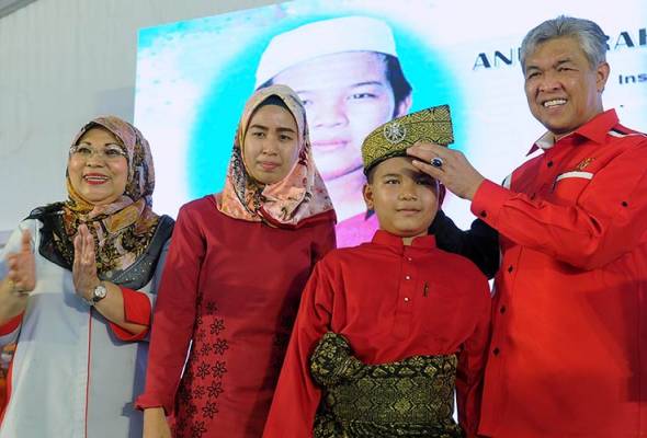 Pelajar redah api selamatkan kawan-kawan dianugerah Pingat Hang Tuah Pelajar redah api selamatkan kawan-kawan dianugerah Pingat Hang Tuah
