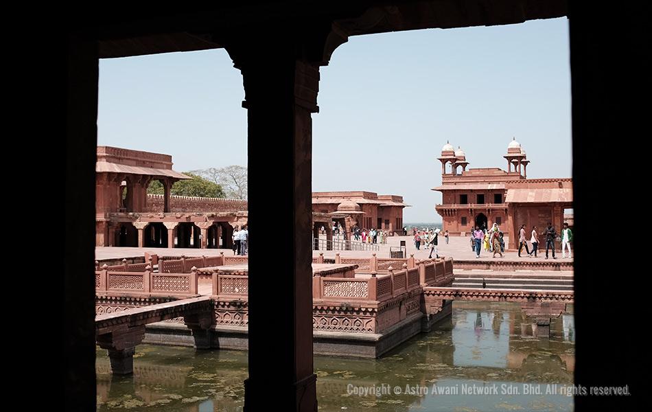 Ibu kota yang ditinggalkan, Fatehpur Sikri. Satu ketika pernah menjadi pusat pemerintahan Empayar Mughal di bawah Maharaja Akbar dari 1571 hingga 1585 (14 tahun) sebelum berpindah ke Lahore dan kemudian kembali ke Agra kerana krisis sumber air. - Foto Astro AWANI/Israr Khalid Ibu kota yang ditinggalkan, Fatehpur Sikri. Satu ketika pernah menjadi pusat pemerintahan Empayar Mughal di bawah Maharaja Akbar dari 1571 hingga 1585 (14 tahun) sebelum berpindah ke Lahore dan kemudian kembali ke Agra kerana krisis sumber air. - Foto Astro AWANI/Israr Khalid