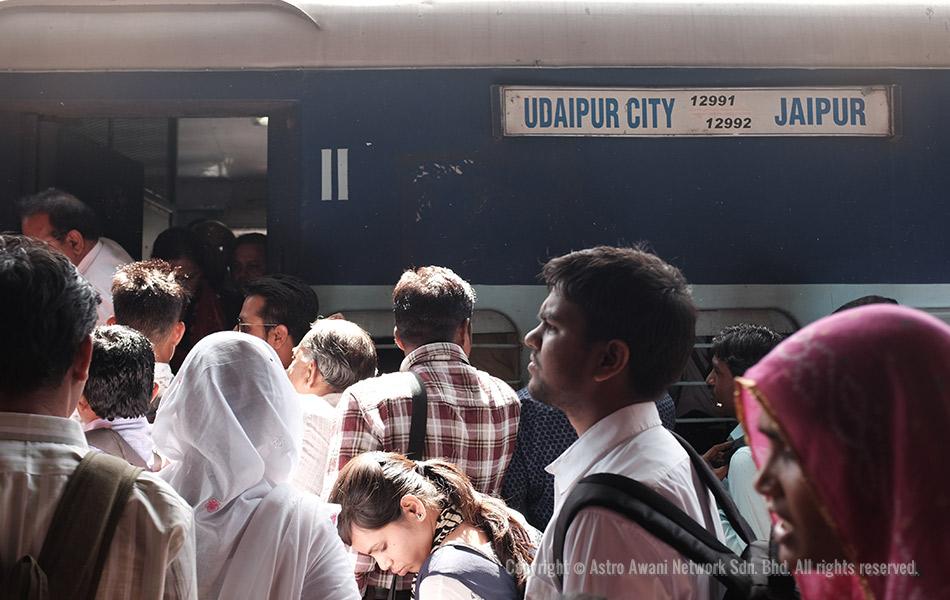 Penumpang berpusu-pusu naik dan turun gerabak kereta api Jaipur-Udaipur Express di stesen keretapi Jaipur Junction, Jaipur. Stesen ini merupakani ibu pejabat zon Laluan Rel Barat Laut, Indian Railways rangkaian laluan rel keempat terbesar di dunia. - Foto Astro AWANI/Israr Khalid Penumpang berpusu-pusu naik dan turun gerabak kereta api Jaipur-Udaipur Express di stesen keretapi Jaipur Junction, Jaipur. Stesen ini merupakani ibu pejabat zon Laluan Rel Barat Laut, Indian Railways rangkaian laluan rel keempat terbesar di dunia. - Foto Astro AWANI/Israr Khalid