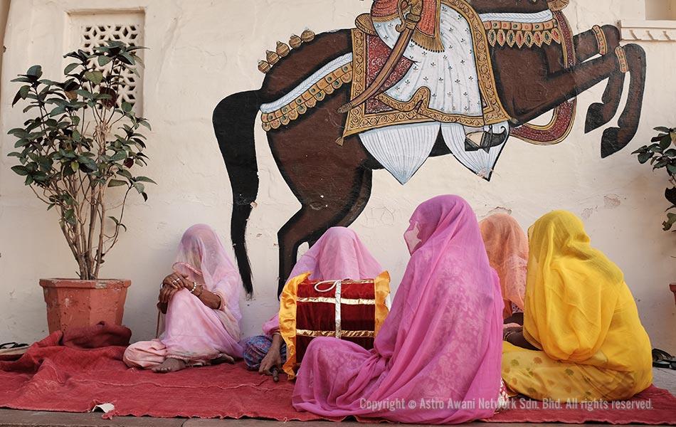 Gadis-gadis pemain muzik berkelubung, duduk di satu sudut di perkarangan Istana Bandar, Udaipur. Istana ini didiami pemerintah dan kerabat kerajaan Mewar selepas ibu negara kerajaan itu dipindahkan ke Udaipur dari Chittor. - Astro AWANI / Israr Khalid Gadis-gadis pemain muzik berkelubung, duduk di satu sudut di perkarangan Istana Bandar, Udaipur. Istana ini didiami pemerintah dan kerabat kerajaan Mewar selepas ibu negara kerajaan itu dipindahkan ke Udaipur dari Chittor. - Astro AWANI / Israr Khalid