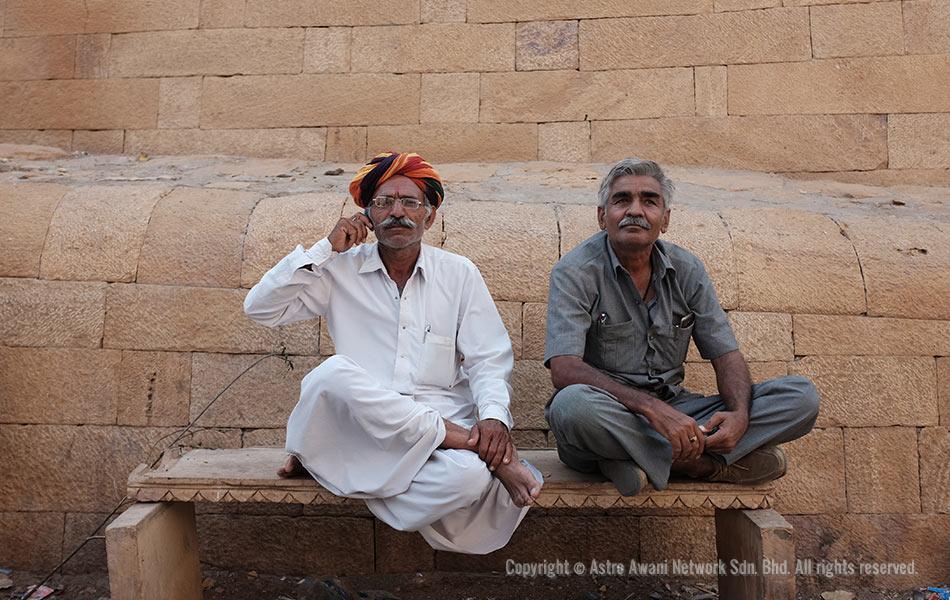 Dua wajah warga Jaisalmer, seorang mengenakan busana tradisional lengkap dengan serban berwarna-warni. Menurut warga tempatan yang kami temui, pemakaian serban sudah menjadi identiti penduduk di bandar tersebut. Seorang lagi kelihatan berpakaian moden lengkap dengan kemeja dan seluar . - Foto Astro AWANI/Israr Khalid Dua wajah warga Jaisalmer, seorang mengenakan busana tradisional lengkap dengan serban berwarna-warni. Menurut warga tempatan yang kami temui, pemakaian serban sudah menjadi identiti penduduk di bandar tersebut. Seorang lagi kelihatan berpakaian moden lengkap dengan kemeja dan seluar . - Foto Astro AWANI/Israr Khalid
