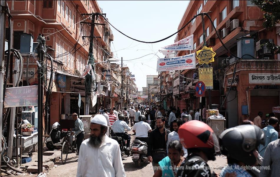 Satu daripada lorong-lorong di Pink City, Jaipur. Seluruh kota yang diasaskan oleh Raja Amer, Jai Singh II pada 1727 ini diwarnakan warna merah jambu bagi menyambut kunjungan Queen Victoria ke India pada 1876. - Foto Astro AWANI/Israr Khalid Satu daripada lorong-lorong di Pink City, Jaipur. Seluruh kota yang diasaskan oleh Raja Amer, Jai Singh II pada 1727 ini diwarnakan warna merah jambu bagi menyambut kunjungan Queen Victoria ke India pada 1876. - Foto Astro AWANI/Israr Khalid